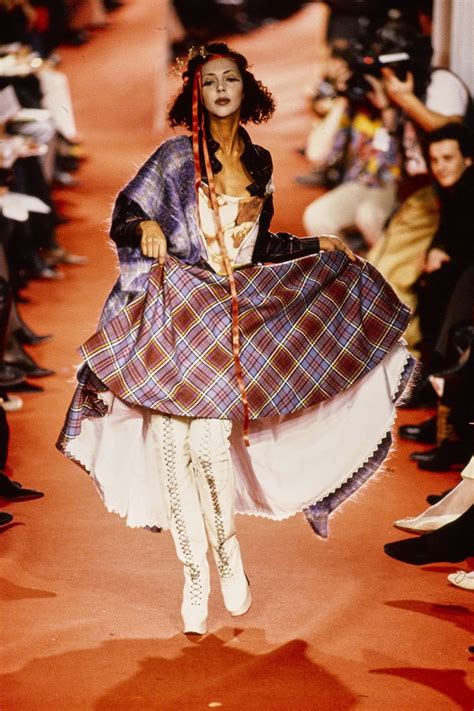 Vivienne Westwood Fall 1993 Ready-to-Wear Fashion Show | Vivienne westwood fashion, Vivienne ...