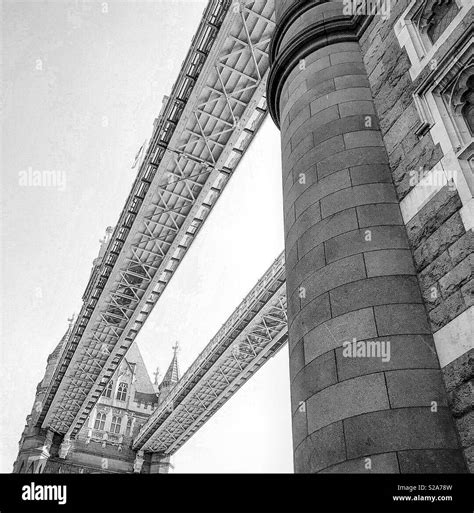 Tower bridge London in black and white Stock Photo - Alamy