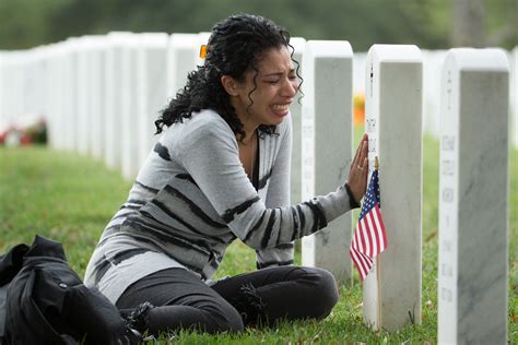 Arlington Cemetery will allow small mementos - CBS News