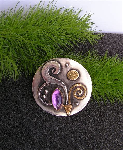 Linda Ladurner / Small pendant 2012. Silver, gold, amethyst. Petit pendentif argent, or ...