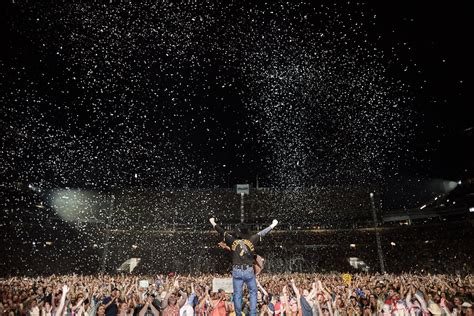 Garth Brooks Takes Over Pittsburgh's Heinz Field With Largest Crowd Ever - Country Music News ...