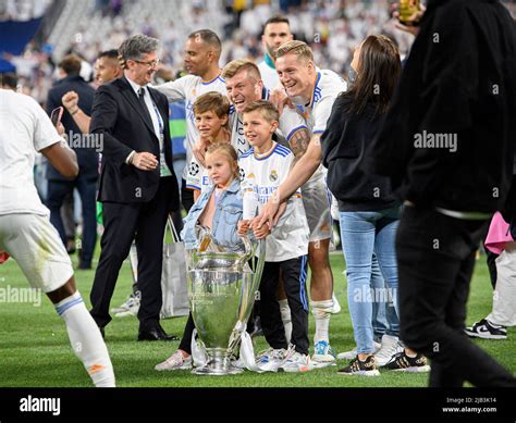 Toni Kroos (real) with the trophy and his family, children, brother Felix Kroos, wife Jessica ...