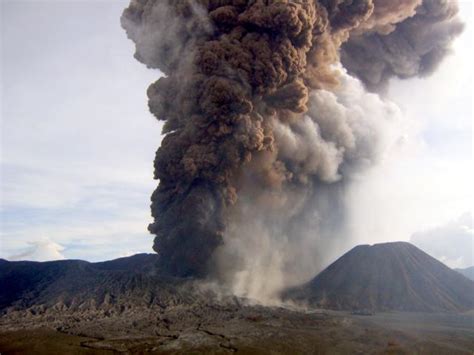 Traveler Guide: MOUNT BROMO eruption