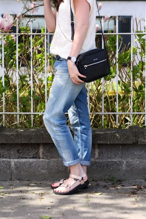 Outfit: rose gold Tevas and boyfriend jeans - THE STYLING DUTCHMAN ...