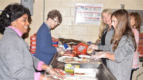 Community Thanksgiving dinner held: Volunteers prepare, deliver meals ...