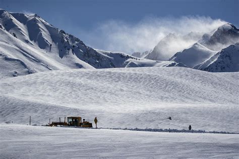 Photos of a 'Mammoth' snowfall: California town gets hit with 10 feet — yes, feet — of snow ...