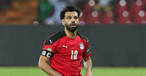 Watch: Elneny loses rag at ref after last-man foul on Salah at AFCON