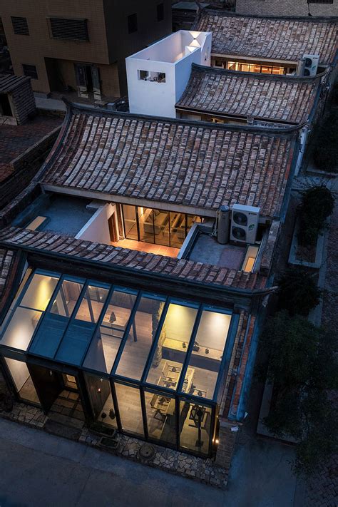 Glazed façade revives traditional Chinese house in Dazhai Village, Fujian