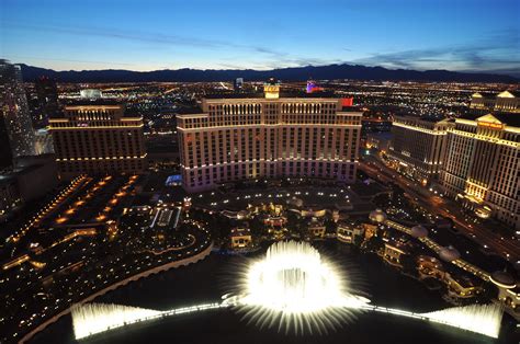 File:Bellagio fountain show 2010 las vegas.JPG