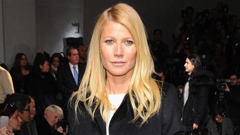 Gwyneth Paltrow sings 'Happy' with 'Glee'