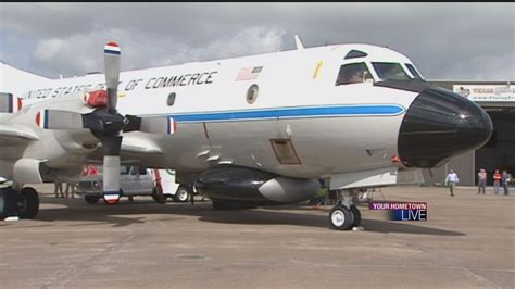 Tour takes kids inside a 'Hurricane Hunter' plane - ABC13 Houston