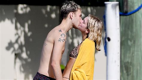 Dua Lipa & Anwar Hadid Kissing In Photos From Miami Vacation – Hollywood Life