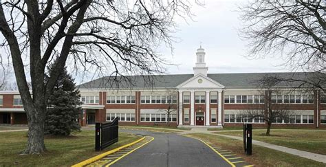 Board of Education votes to keep Newtown Middle School open