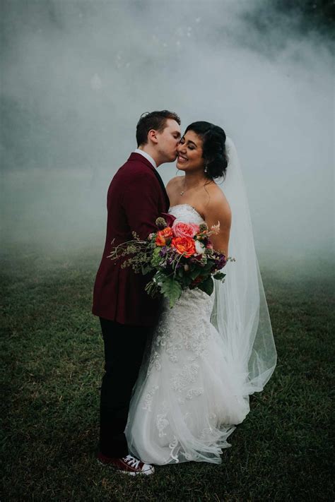 20 Colorful Smoke Bomb Inspiration for Your Wedding Portraits