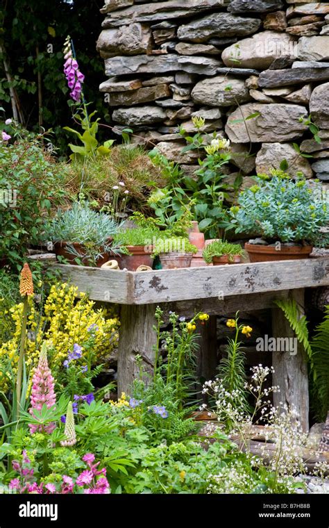 Dry stone wall garden hi-res stock photography and images - Alamy