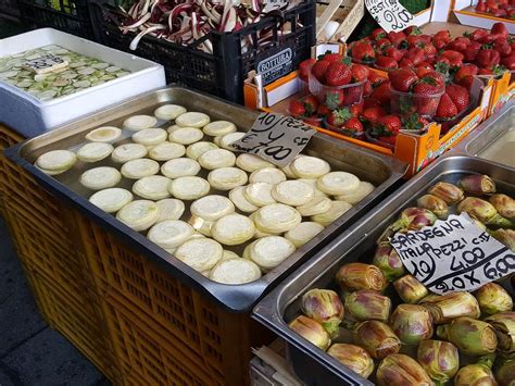 Fresh artichoke hearts - Rialto Market - Venice, Italy - www.rossiwrites.com Explore Venice ...