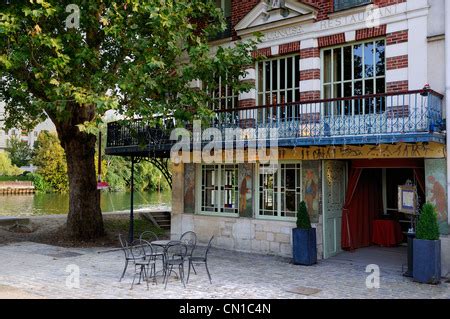 France, Yvelines, Chatou, the island of the Impressionists, a barge ...