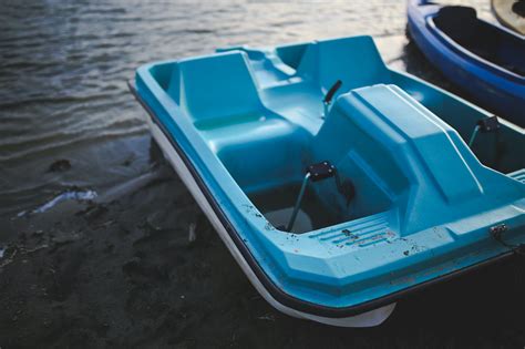 Blue Pedalo at Lake · Free Stock Photo