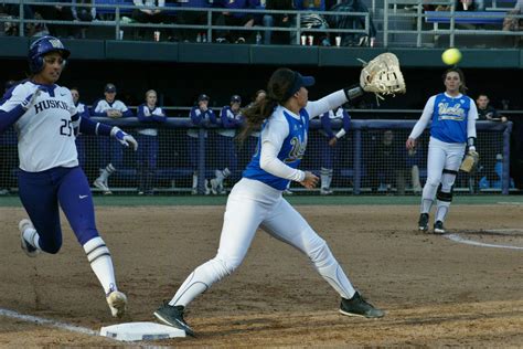 University Of Washington Softball Team Off To A Rough Start In The Pac ...