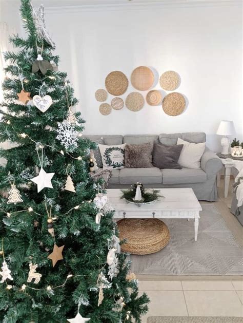 20 Lovely Minimalist Christmas Tree Ideas for A Simple Yet Elegant Holiday