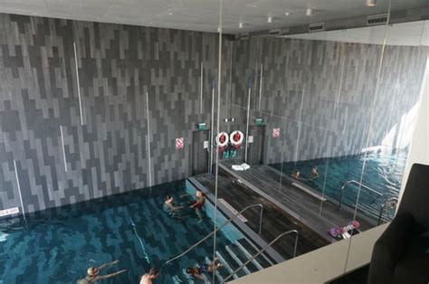 m e m o: Aloft London Excel pool