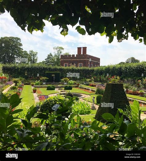 Hampton court gardens Stock Photo - Alamy