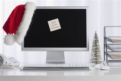 How to Write the Perfect Out-of-Office Email So You Can Actually Unplug This Holiday! | Glamour