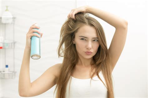 Beautiful young girl applying hair spray on her hair - Patricinha Esperta