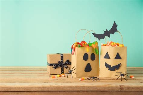 25 Halloween Trick-or-Treat Bags: The Goodie Bag Ideas You Need – Idiom Studio