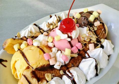 13 Banana Split Toppings - Insanely Good