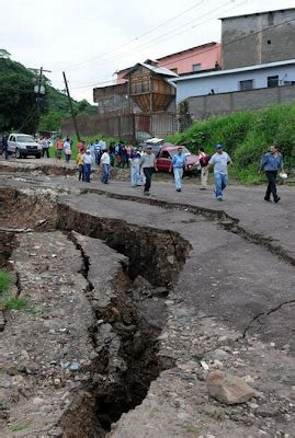 Amazing giant sinkhole in Guatemala City - 11 Pics+Video | Curious ...