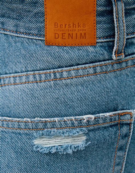 Vintage denim shorts with rips and pocket detail - Woman | Bershka