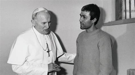 En este día de la historia, 13 de mayo de 1981, el Papa Juan Pablo II sobrevive a un intento de ...