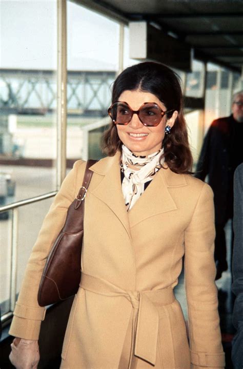 How To Channel Jackie O's Signature '70s Style | Estilo jackie kennedy, Jackie kennedy, Ícones ...