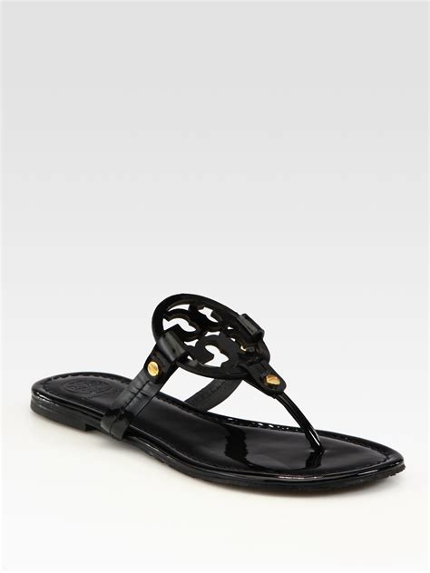 Tory Burch Miller Patent Leather Logo Thong Sandals in Black | Lyst