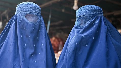 Afghanistan, i talebani impongono alle donne di indossare il burqa in ...