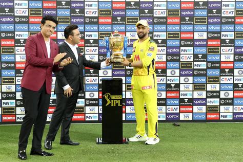 MS Dhoni collects the IPL 2021 trophy | ESPNcricinfo.com