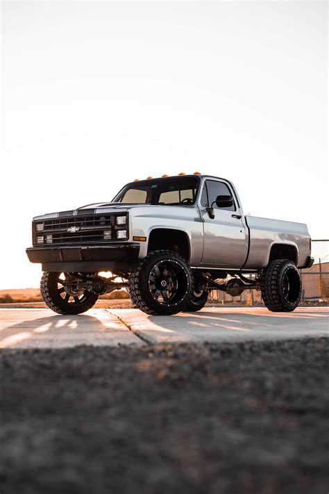 Lifted 1987 Chevy Silverado V10 - a Diamond in the Rough - offroadium.com