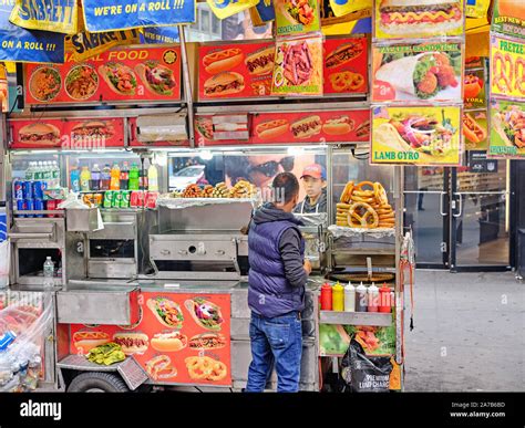 New York City near Macy's Department store Stock Photo - Alamy