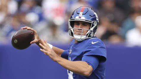 Daniel Jones neck strain in Giants victory; Expected the Dolphins to ...