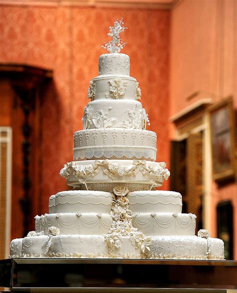 A First Look at Prince William and Kate Middleton's Royal Wedding Cake ...