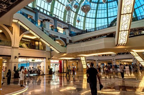 Dubai Mall , Luxurious Shopping Center Editorial Stock Photo - Image of aquarium, mall: 140000118