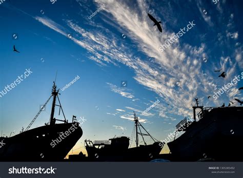 Silhouette Ship Sunset Photo Background Stock Photo 1305385492 ...