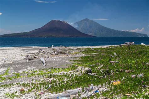 Tsunami Death Toll Climbs to Nearly 400 in Indonesia