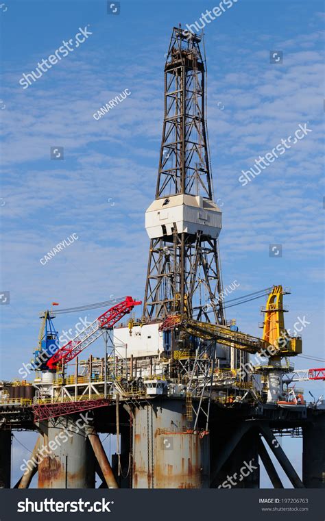 Detail Old Oil Rig Stock Photo 197206763 - Shutterstock