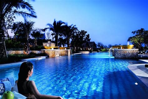 The Ritz-Carlton Jakarta, Mega Kuningan Pool Pictures & Reviews ...