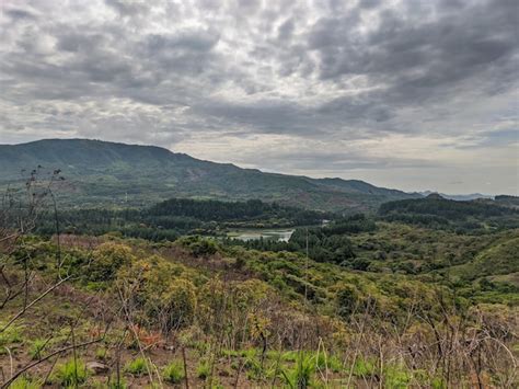 Premium Photo | Hike through mountains with great landscapes in panama