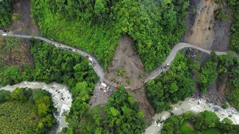 Colombia mudslide: Dozens of people die as bus is buried - BBC News