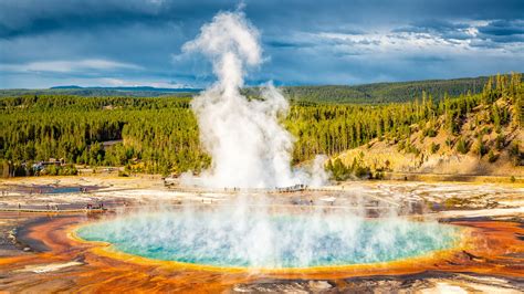 Watch hikers risk lives strolling beside giant hot spring at Yellowstone National Park | Advnture