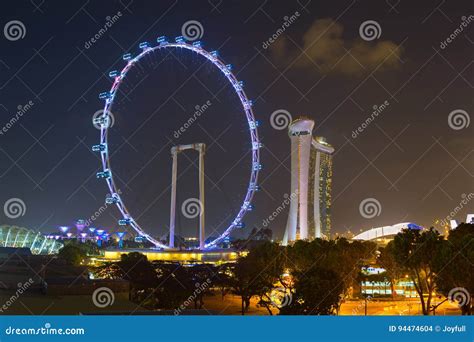 Singapore Flyer at night editorial stock image. Image of river - 94474604